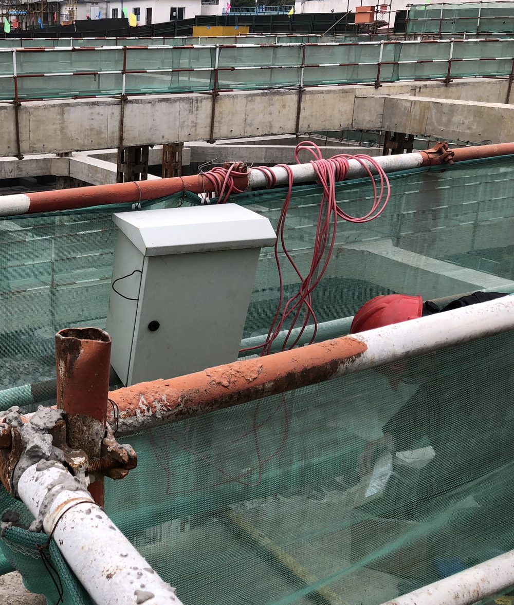 Vibrating-wire acquisition cabinet deployed at a foundation-pit site