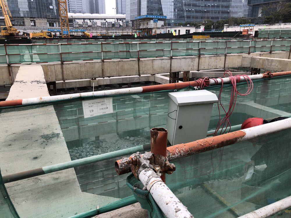 Vibrating-wire acquisition cabinet installed on a foundation-pit guard rail